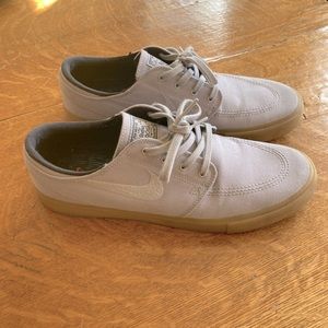 Men’s Nike Janoski’s. Size 9.5 great condition